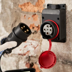 Розетка влагозащищенная настенная с крышкой, 3Р+РЕ, 32 А IP44 черная каучук REXANT 111-007