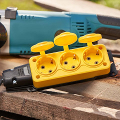 Розетка каучуковая 3 гнезда с крышкой (колодка) желтая, с/з, 16А, IP54, REXANT 111-126