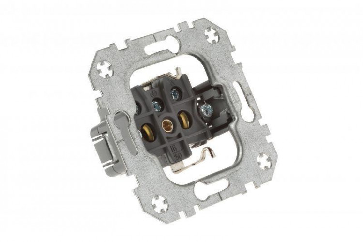 Розетка 2P+E Liregus Epsilon белый 28-016