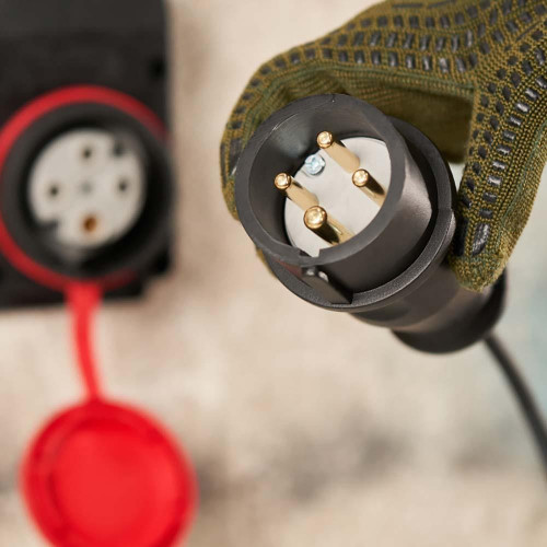 Вилка переносная влагозащищенная 3Р+РЕ, 32 А, IP44 каучук, черная REXANT 111-006